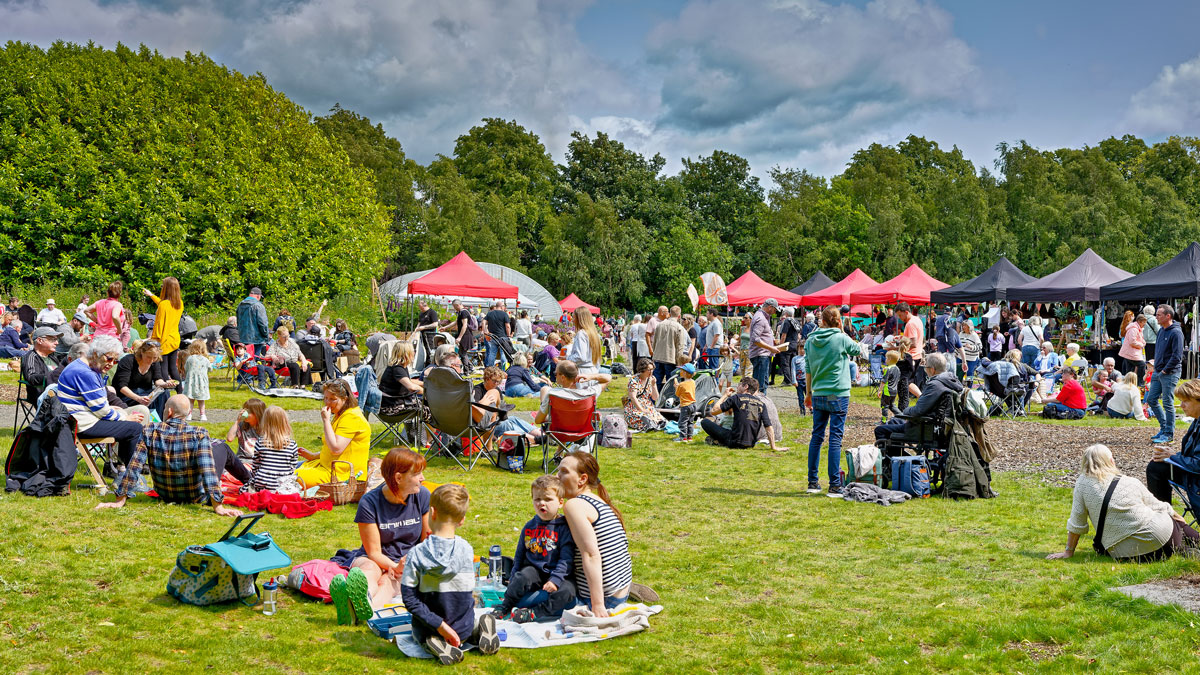 The Big Lunch Buzzfest - image of people in a park having picnics
